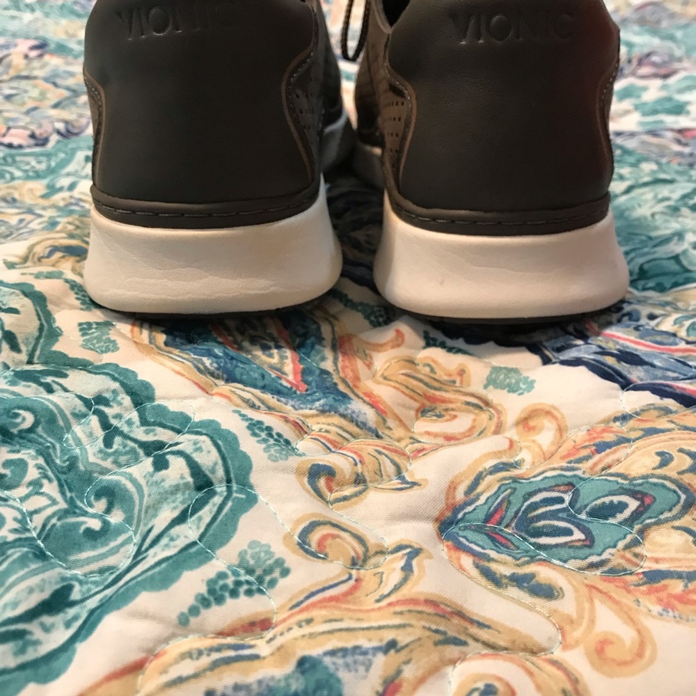 Vionic shoes - Picture 3 of 4